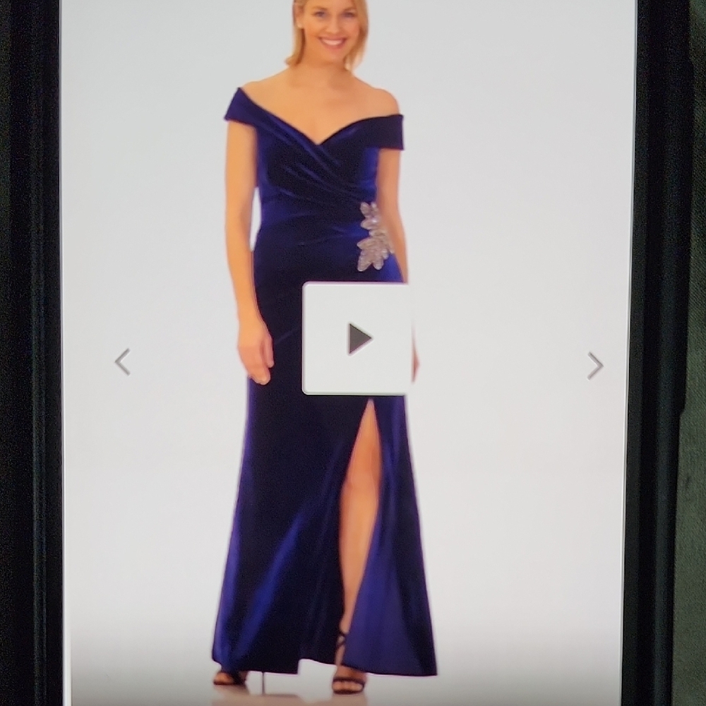 Elegant Blue Velvet Off-Shoulder Dress - Picture 3 of 6